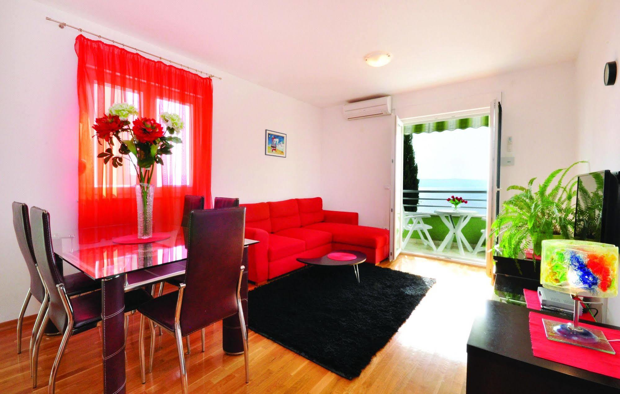 Apartments Beverly Омиш Экстерьер фото